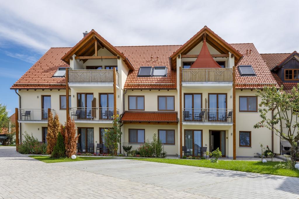 Gasthaus und Landhotel Wiedmann Eresing Exterior foto